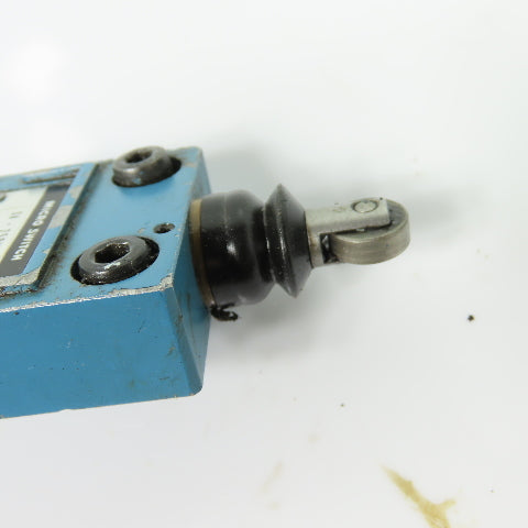 Yamatake Honeywell 14CE3-1J Micro Limit Switch Roller Plunger 3A 250VAC