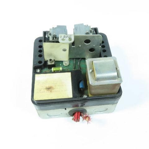 Honeywell R8185B-1000 2 Protectorelay Control Block 120V 3-Sec Flame Response