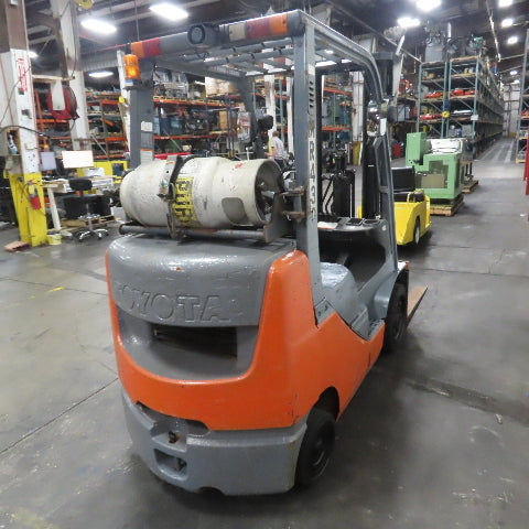 Toyota 8FGCU25 5000Lbs. 3 Stage LP Gas Forklift 189" Lift 42" x 4" Forks 2016