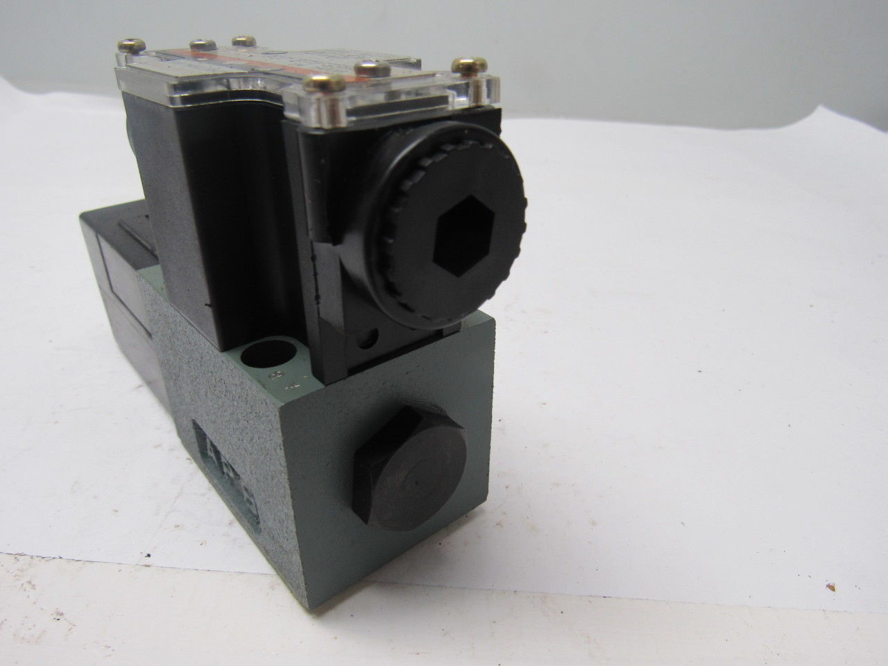 Sumitomo SD4GS-AcB-02B-D24-21-Z WD-21B-07 Directional Control Valve 24VDC