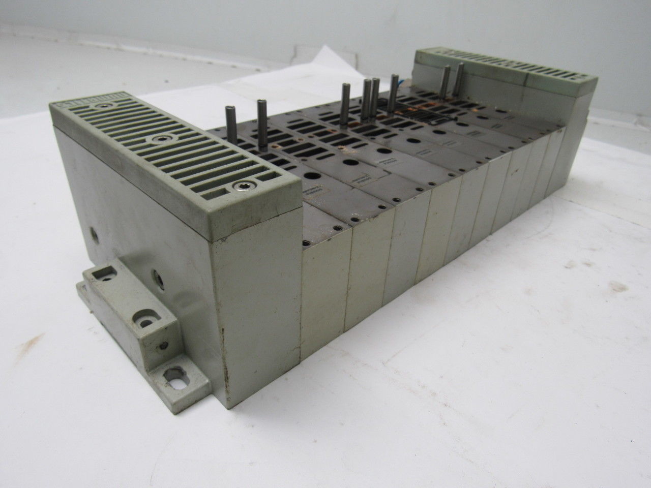Numatics Ser. 239 Double Z Board 9 Port Pneumatic Air Manifold Assembly W/Caps