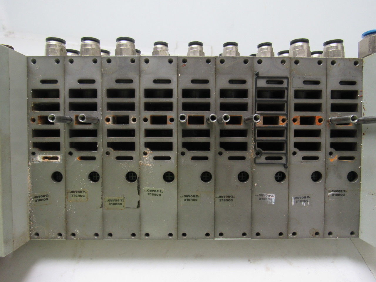 Numatics Ser. 239 Double Z Board 9 Port Pneumatic Air Manifold Assembly W/Caps