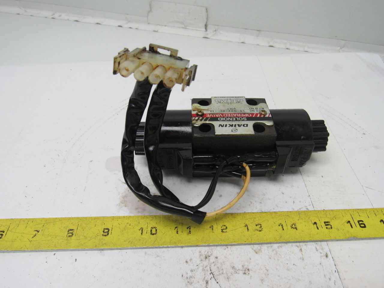 Daikin LS-G02-2CA-10-50S Hydraulic Solenoid Control Valve 100V Coil
