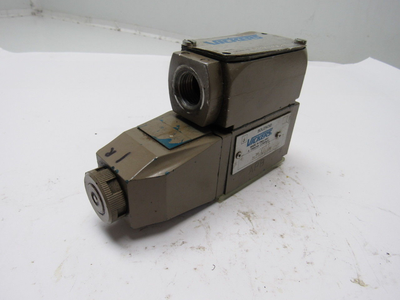 Vickers DG4V-3-7A-M-W-B-7-30 Hydraulic Solenoid Valve 110V Coil 3000PSI